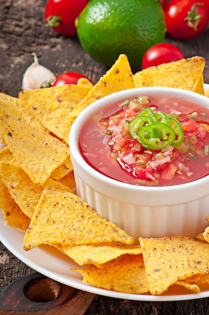 Nacho mexicano chips e molho de salsa na tigela