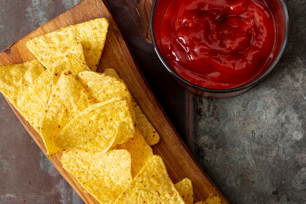 Nachos na tábua e molho de tomate