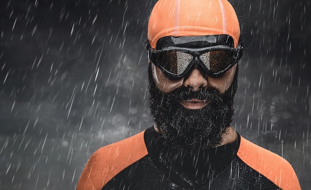 Foto grátis nadador barbudo sob gotas de chuva. arte conceitual