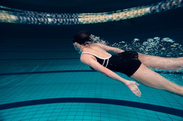 Nadador de tiro médio na piscina