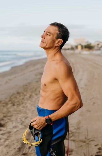 Nadador de tiro médio na praia