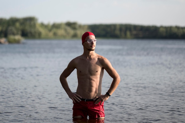 Foto grátis nadador de tiro médio no lago