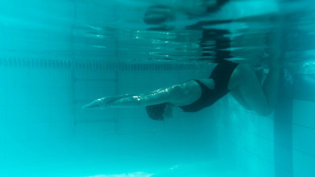 Nadador debaixo d'água se preparando para correr