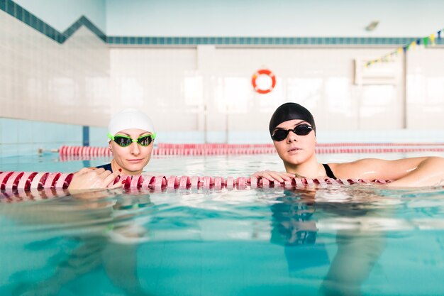 Nadador mulheres relaxantes na piscina