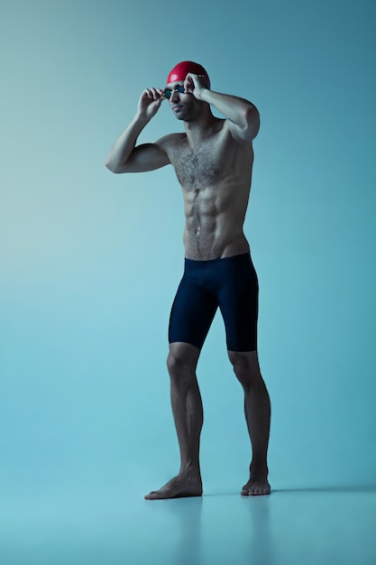 Nadador profissional masculino com chapéu e óculos em movimento e ação, estilo de vida saudável e movimento