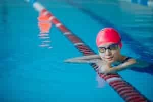 Foto grátis nadadora profissional na piscina