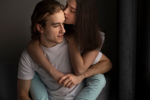 Foto grátis namorada, abraçando o homem, mantendo as mãos