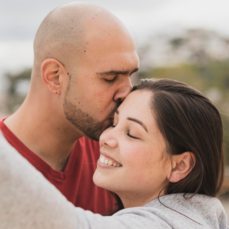 Foto grátis namorada beijando homem