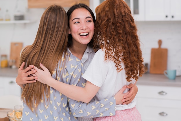 Foto grátis namoradas, abraçando na festa do pijama