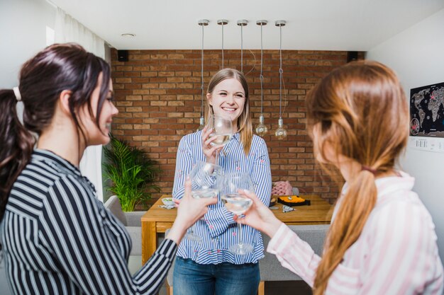 Namoradas bebendo vinho comemorando em casa