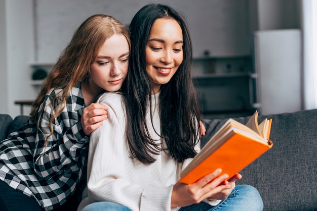 Foto grátis namoradas bonitas, lendo o livro