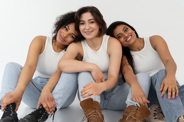 Foto grátis namoradas curtindo o tempo juntas