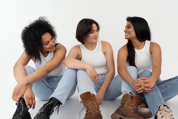 Foto grátis namoradas curtindo o tempo juntas