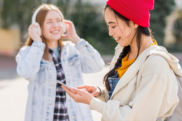 Namoradas, ouvindo música em fones de ouvido