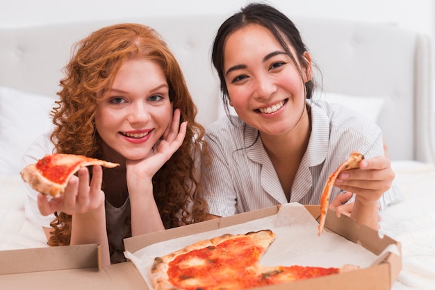 Foto grátis namoradas pijama festa com pizza