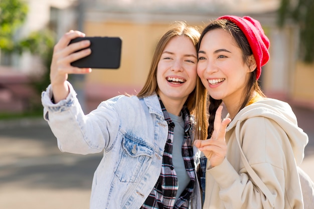 Foto grátis namoradas tomando selfie