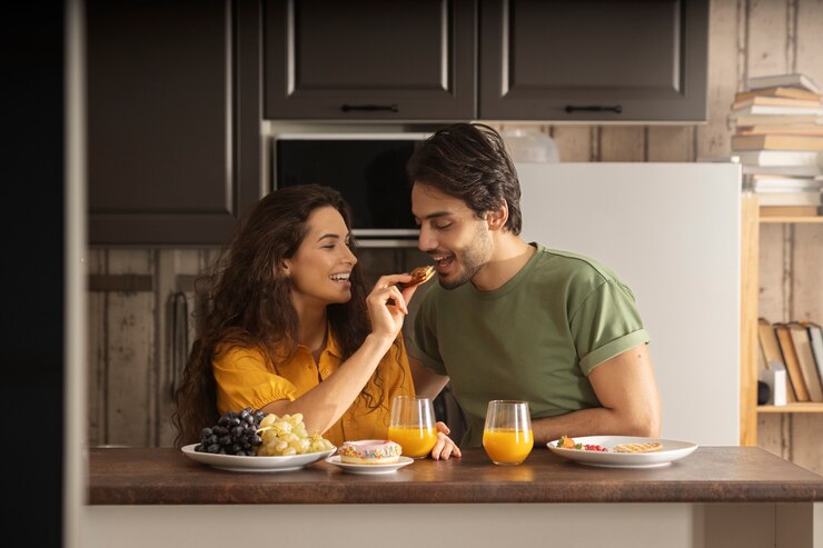 Foto grátis namorado e namorada comendo waffles juntos em casa