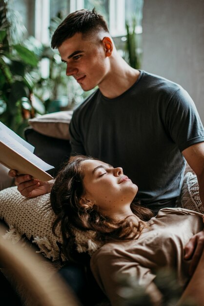 Namorado lendo uma história de amor para a namorada