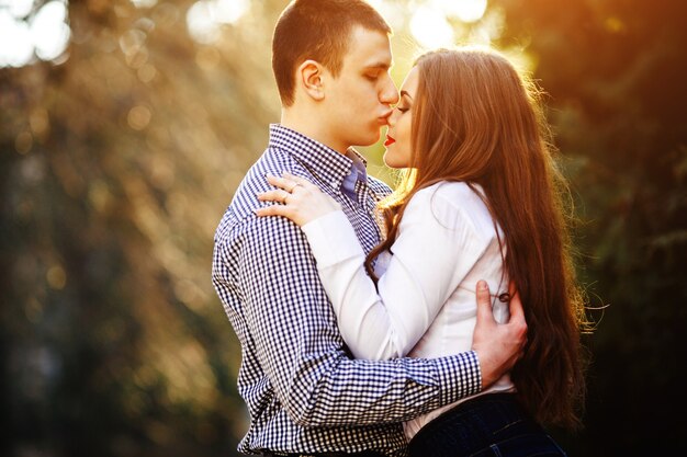 namorado romântico beijando o nariz de sua namorada