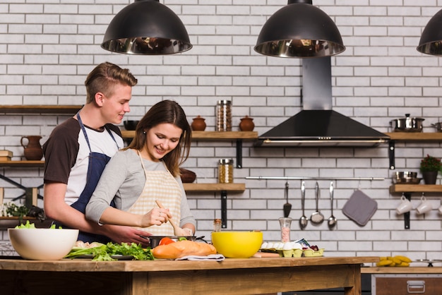 Foto grátis namorados cozinhar na mesa na cozinha