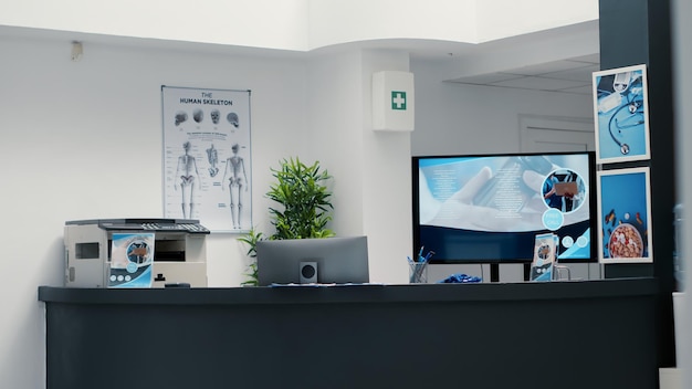 Não há pessoas na recepção do hospital para consultas médicas e visita de check-up. átrio da sala de espera com balcão interno para dar suporte e aconselhamento em instalações de saúde modernas.