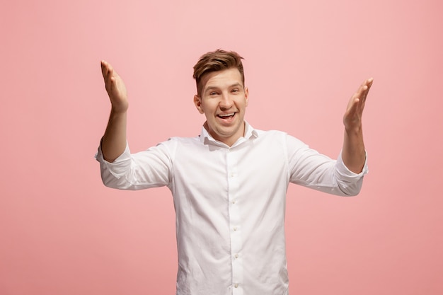 Não perca. jovem casual gritando. gritar. homem emocional chorando, gritando no rosa. retrato de meio comprimento masculino. emoções humanas, conceito de expressão facial. cores da moda