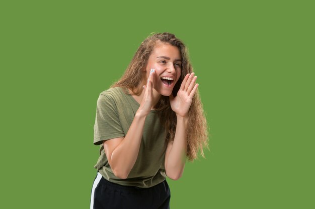 Não perca. Jovem mulher casual gritando.