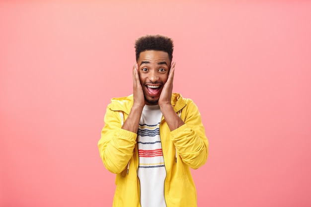 Foto grátis não posso acreditar na própria felicidade surpreso feliz bonito estudante afro-americano com hai cacheado ...