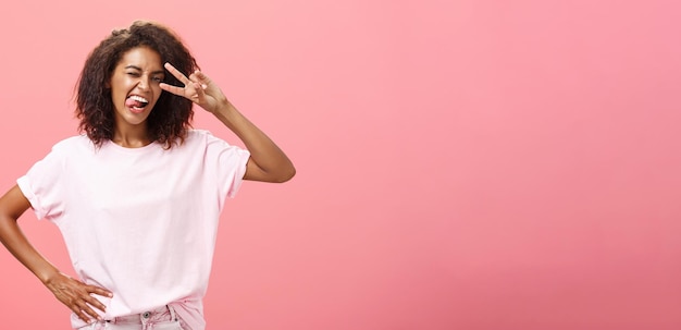 Foto grátis não tenho medo de me expressar alegre carismática mulher afro-americana em camiseta com corte de cabelo afro