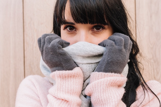 Foto grátis nariz de mulher coberta com cachecol