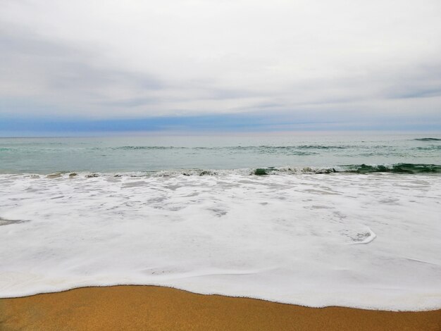 Nascer do sol hipnotizante na praia de areia na cidade turística de San Sebastian, Espanha