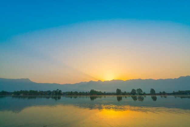 Nascer do sol no lago Dal, Índia da Caxemira.