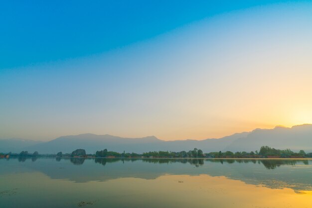 Nascer do sol no lago Dal, Índia da Caxemira.