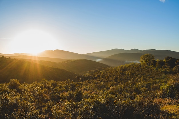 Nascer do sol sobre a paisagem montanhosa