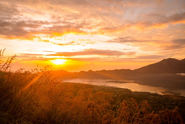 Nascer do sol sobre o lago Batur