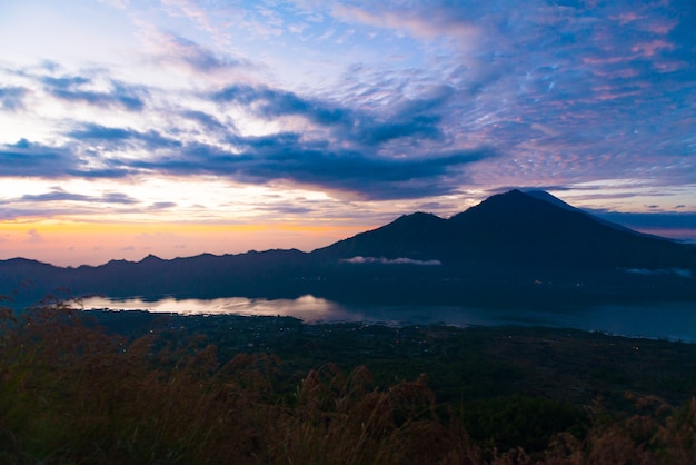 Nascer do sol sobre o lago Batur