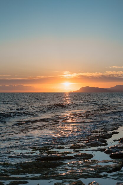 Nascer do sol sobre o mar e bela vista do mar