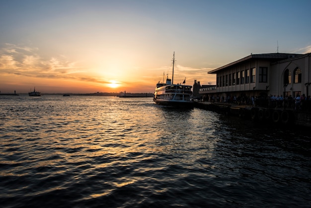 Nascer do sol sobre o oceano em Istambul na Turquia