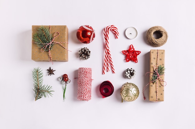 Foto grátis natal decoração composição presente caixa pinho cones bola spruce ramos vela