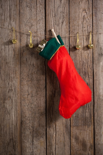 Foto grátis natal meia vermelha pendurada em uma corda