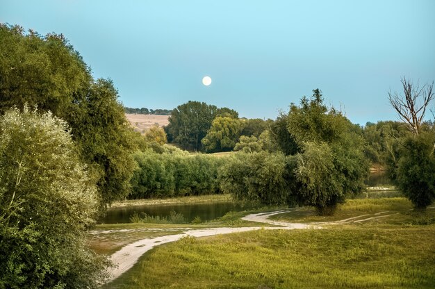 Natureza da Moldávia, filmada da terra durante a lua cheia