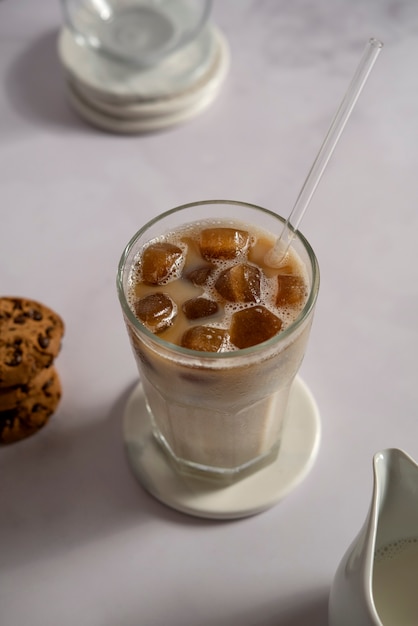 Foto grátis natureza morta com bebida de café gelado