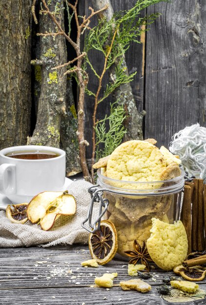 Natureza morta com biscoitos e especiarias na madeira