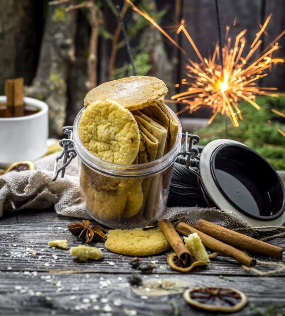 natureza morta com biscoitos e espumantes na madeira