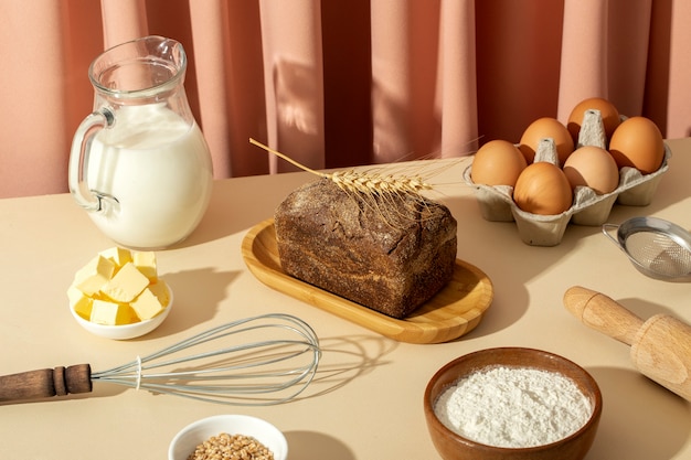 Foto grátis natureza morta com comida de padaria apetitosa