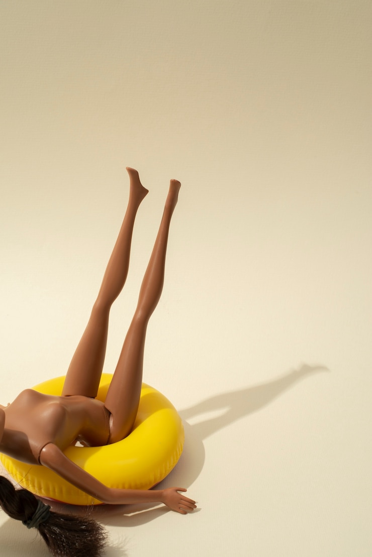 Foto grátis natureza morta com conceito de praia naturista