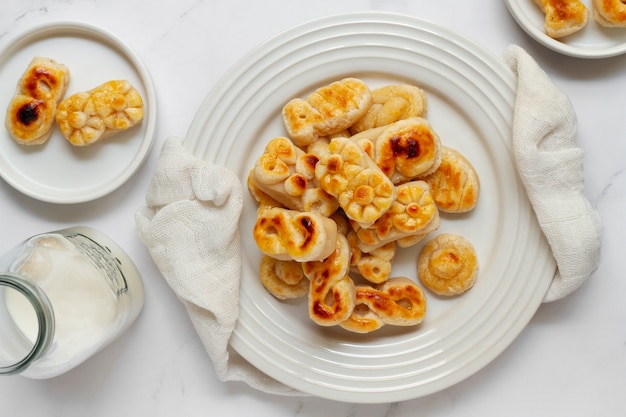 Foto grátis natureza morta com delicioso maçapão