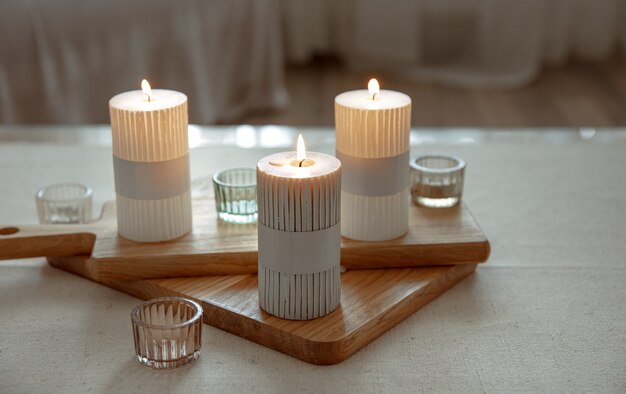 Natureza morta com velas acesas como detalhes de decoração para casa.