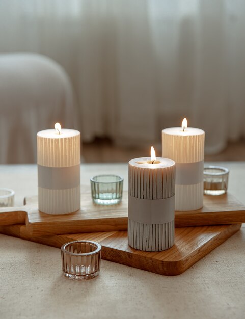 Natureza morta com velas acesas como detalhes de decoração para casa.