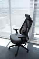 Foto grátis natureza morta de cadeira de escritório em ambientes fechados